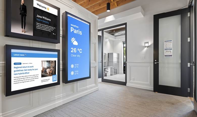A room with a large screen
Description automatically generated